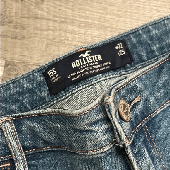 Hollister Light Blue Denim Jeans - Picture 2 of 4